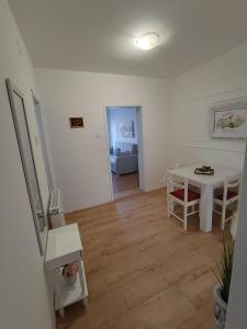 a living room with a table and a dining room at Apartman LISA in Niš
