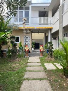 a walkway leading to the front of a house at Adi Bali Homestay in Uluwatu