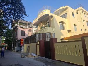 a building on the side of a street at Long Bình Hotel in Dong Hoi
