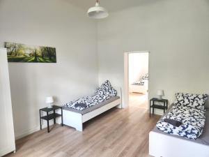 a living room with a bed and a mirror at ST10-12 Monteurwohnung in Stolberg in Binsfeldhammer