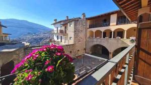a view of a building with flowers on a balcony at Appartamenti Bonaventura in Tignale
