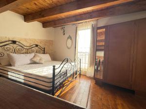 a bedroom with a metal bed in a room at B&B Mairè in Scicli