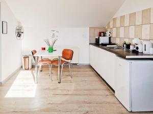 a kitchen with a table and chairs in a room at Perfekte Rast in Sibiu