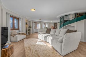 a living room with a couch and a television at Villa Octogon Câmpina in Câmpina