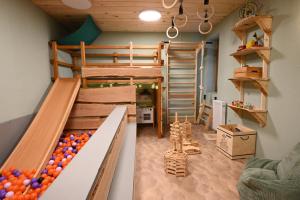 a kids room with a bunk bed and a slide at Ferienhaus-Park Brennickenswerder in Lychen