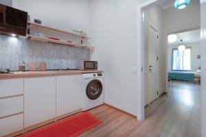 a kitchen with a washing machine in a room at Avgarose in Itʼkhvisi