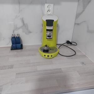 ein gelber Mixer, der in einem Zimmer auf dem Boden steht in der Unterkunft forgestudio in Saint-Bômer-les-Forges