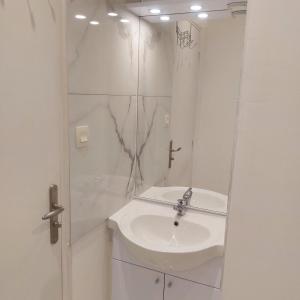 ein weißes Badezimmer mit Waschbecken und Dusche in der Unterkunft forgestudio in Saint-Bômer-les-Forges + 22 Fotos