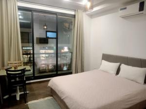 a bedroom with a bed and a window with a desk at Victoria in Tunis