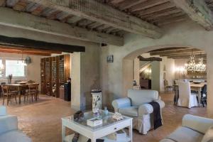 a living room with a couch and a table at Casa Cardinala in Gambellaro