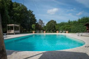 a large blue swimming pool with a gazebo at Casa Cardinala in Gambellaro
