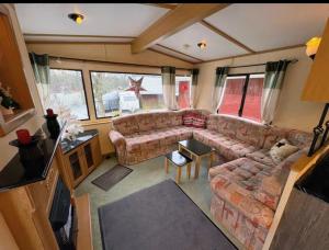 an overhead view of a living room with a couch at Stenshemmet Holidayhome in Hjo