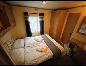 a bedroom with a bed with two pillows on it at Stenshemmet Holidayhome in Hjo