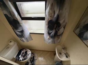 a bathroom with a sink and a toilet and a window at Stenshemmet Holidayhome in Hjo +34 photos
