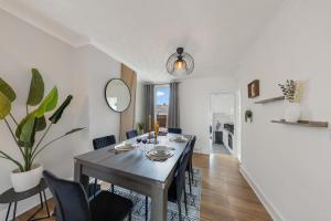 a dining room with a table and chairs at 3Bd Cosy Home-Wifi-Pool Table- Gilly Hideaway in Gillingham +30 photos