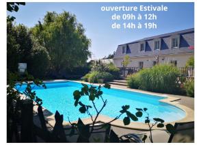 an image of a swimming pool in a yard at Hôtel 4 étoiles - Restaurants & Spa Périer Du Bignon in Laval