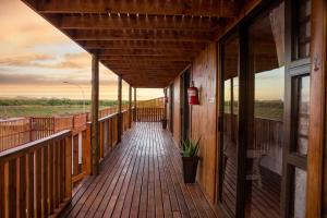 Balcony o terrace sa Kalahari Lion's Rest