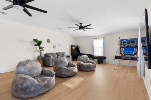 a living room with three chairs and a piano at Large Groups' Luxury House - Pool - Sleep 22 in Round Rock +43 photos