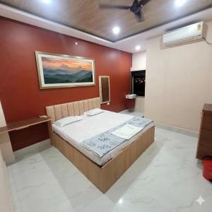 a bedroom with a bed and a painting on the wall at The Rasoi Retreat in Majnān
