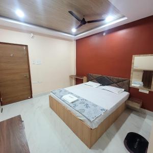 a bedroom with a bed and a ceiling fan at The Rasoi Retreat in Majnān