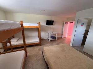 เตียงในห้องที่ Hostal El Hangar