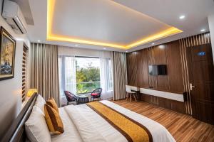 a hotel room with a bed and a desk at Villa FLC Sầm Sơn Đức Anh in Sầm Sơn