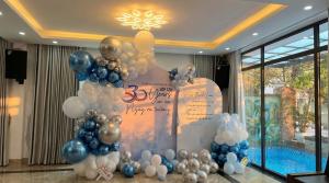 a balloon display with a anniversary sign and balloons at Villa FLC Sầm Sơn Đức Anh in Sầm Sơn +16 photos