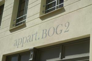 una señal en el lateral de un edificio de apartamentos en Gästezimmer Bog2, en Görlitz