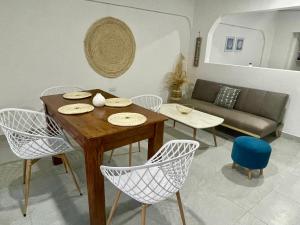 a living room with a table and chairs and a couch at Apartasuite tolu in Tolú