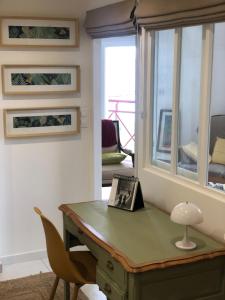 an office with a desk and a window at Armorique résidence in Malestroit +6 photos