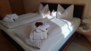 two beds with white towels and pillows on them at Ferienwohnung Oswald in Unterammergau