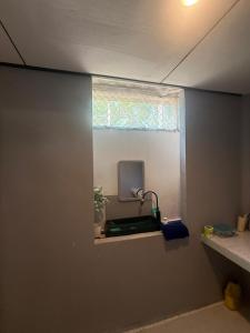 a room with a window with a sink and a window at Karaked House in Chaloklum