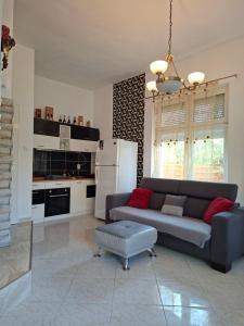 a living room with a couch and a kitchen at Siófok 7 Apartmanház in Siófok