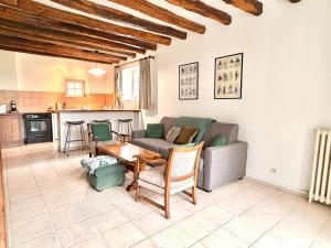 a living room with a couch and a table at Le duplex - Cosy & Pratique in Gastins