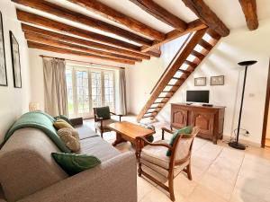 a living room with a couch and a table at Le duplex - Cosy & Pratique in Gastins