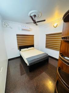 a bedroom with a bed and a ceiling at Gem Palace in Perumpāvūr +38 photos