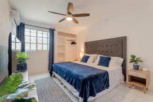 a bedroom with a bed and a ceiling fan at CASA EN EL CENTRO & CORAZON DE CANCUN in Cancún