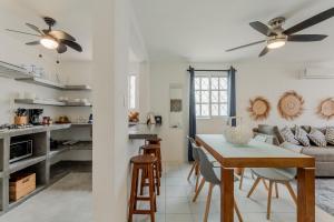 a kitchen and living room with a table and chairs at CASA EN EL CENTRO & CORAZON DE CANCUN in Cancún