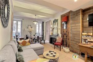 a living room with a couch and a dining room at Gîte le pied du géant - Local sécurisé pour les vélos in Tournon-sur-Rhône