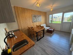 a kitchen and living room with a table and a couch at Nomade Aparts in El Chalten