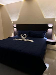 a white ribbon laying on top of a bed at Hotel y Motel Elegantia in Tetelco