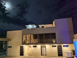 a building at night with the moon in the sky at Hotel y Motel Elegantia in Tetelco