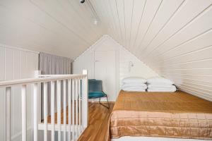 a bedroom with a bed in a attic at Hovedhuset in Kragerø
