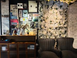 two chairs in a room with a wall of flowers at 好和院景田旅 How Has in Chishang +24 photos