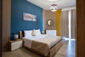a blue bedroom with a bed and a mirror at Casa Vacanze Aria 1 in Leggiuno