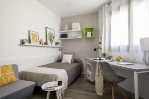 バルセロナにあるレジデンシア ウニヴェルシタリア バルセロナ ディアゴナルの小さなベッドルーム(ベッド1台、デスク付)