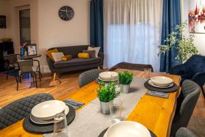 a living room with a table and a couch at Privates Team-Haus nahe VW Wolfsburg I 4-5 Schlafzimmer, Einzelbetten, perfekt für Monteure, Teams und Reisegruppen I Parkplatz I Rechnung mit MwSt in Calberlah