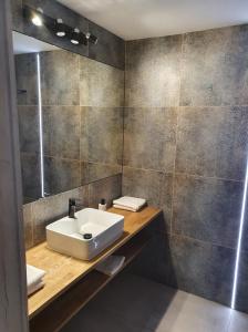 a bathroom with a sink and a mirror at Glamping Podniebny in Borsk
