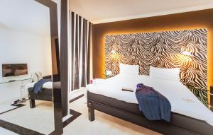 Hotel Ibis Styles La Rioja Arnedo في أرنيدو: غرفة نوم مع سرير مع اللوح الأمامي كبير