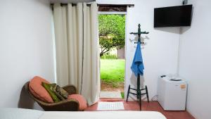 a room with a room with a cross and a window at Recanto da Tuca in Socorro